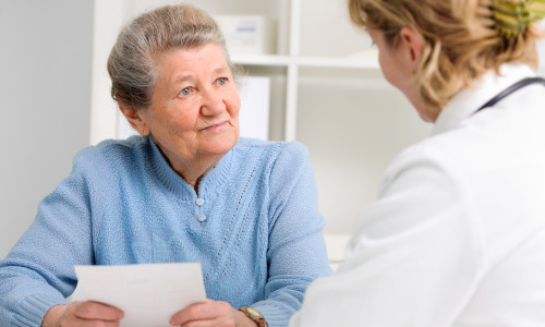 Symbolbild einer älteren Frau im Gespräch mit einer Ärztin
