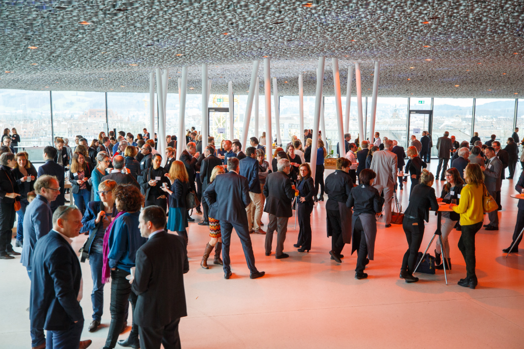 Forum Konferenzteilnehmende im Gespräch