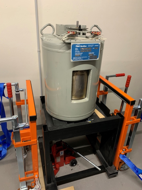 Quellenbehälter aus Blei mit hoch radioaktiver Cs-137 Quelle aus einem Blutbestrahlungsgerät. Über eine silberne Öffnung wurden die Blutkonserven in der Bestrahlungszelle platziert.