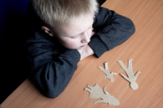 Enfant confus avec la famille de papier cassé
