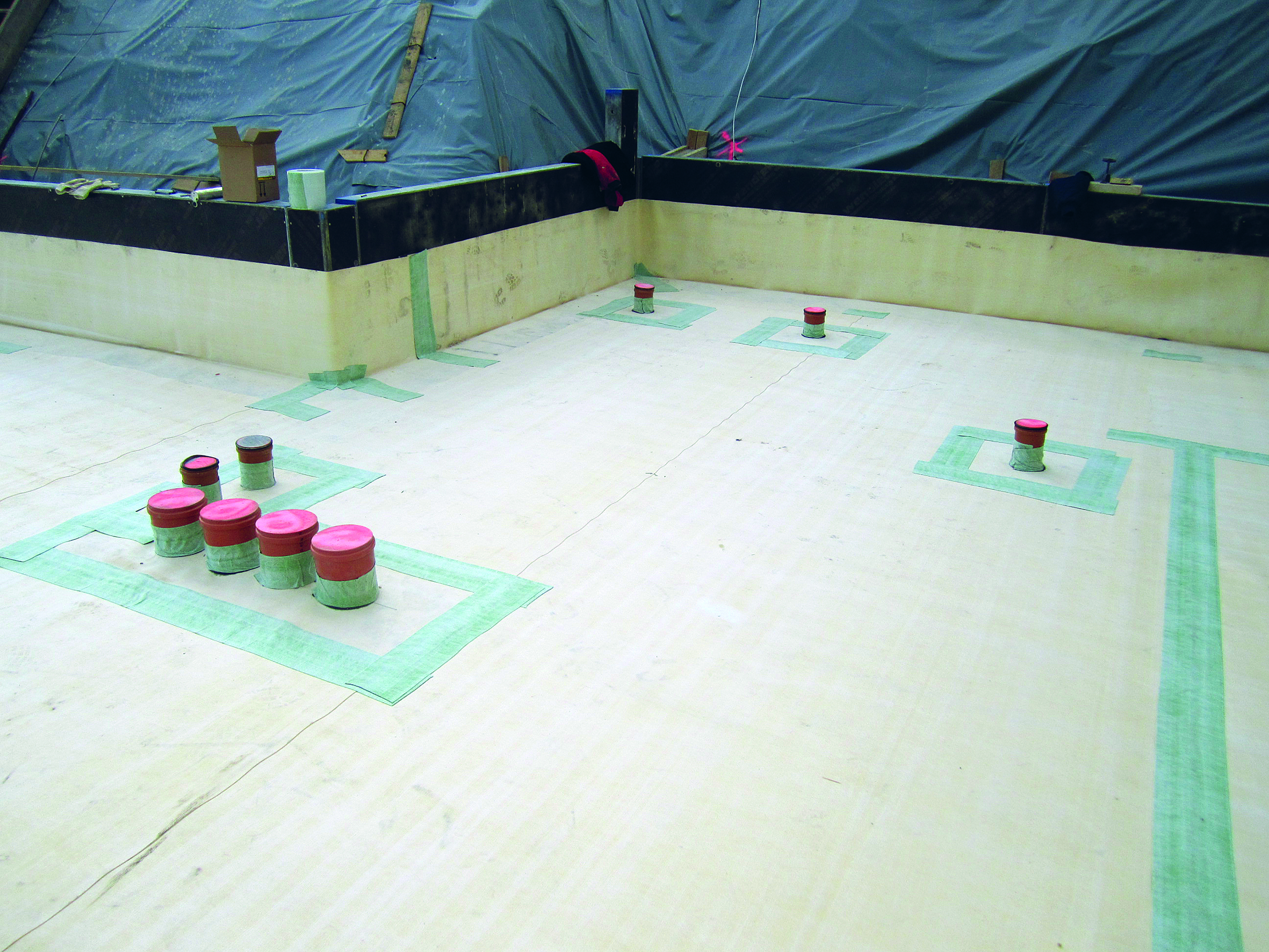 Mise en place d’une étanchéité soignée contre le terrain de manière à empêcher les infiltrations du radon dans le bâtiment