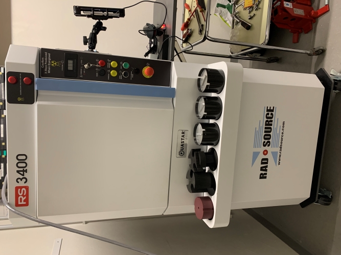 Installation à rayons X pour l’irradiation des poches de sang. L’appareil est à peu près de la même taille qu’un appareil contenant du Cs-137 (comme un grand réfrigérateur).