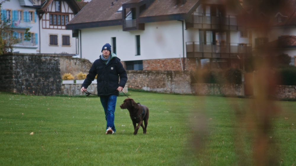 Samuel porta a spasso il suo cane